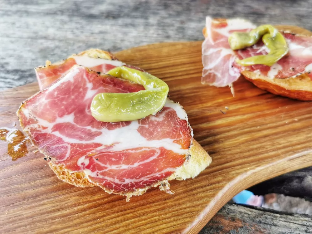 Vratovina s feferonom / Foto: Miha First