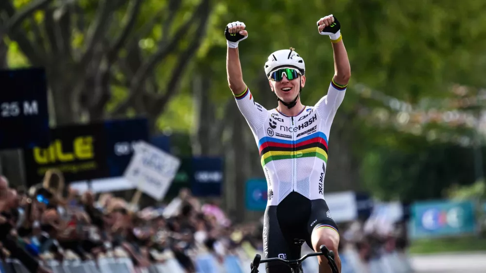 05 October 2025, France, Valence: Slovenian cyclist Tadej Pogacar celebrates as he wins the the men's Elite Road Race at the European Cycling Championship 2025 near Valence. Photo: Jeff Pachoud/AFP/dpa / Foto: Jeff Pachoud