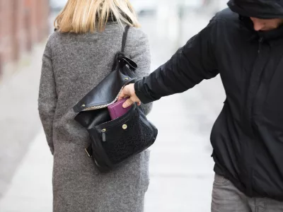 Close-up Of A Person Stealing Purse From Handbag / Foto: Andreypopov