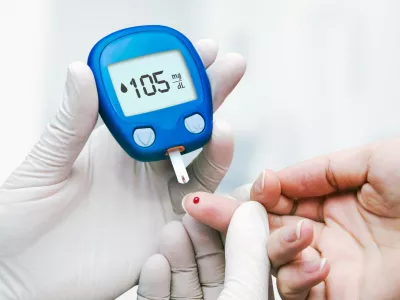 Doctor making blood sugar test in clinic for diabetes. Drop of blood on the finger / Foto: Simpson33