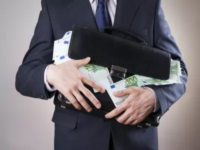 Torba ni nikoli preveč polna denarja. / Foto: Istock