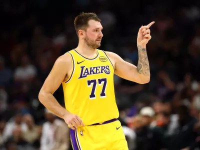 Oct 14, 2025; Phoenix, Arizona, USA; Los Angeles Lakers guard Luka Doncic (77) reacts against the Phoenix Suns during an NBA preseason game at Mortgage Matchup Center. Mandatory Credit: Mark J. Rebilas-Imagn Images / Foto: Mark J. Rebilas