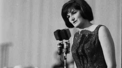 Slovenska popevka na gospodarskem razstavi&scaron;ču v Ljubljani 1964.  pevka Elda Viler. hrani muzej novej&scaron;e zgodovine Slovenije / Foto: Edi &scaron;elhaus