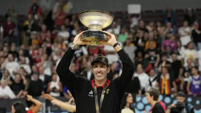 Basketball - FIBA EuroBasket 2025 - Final - Turkey v Germany - Xiaomi Arena, Riga, Latvia - September 14, 2025 Germany head coach Alex Mumbru holds the trophy after winning the FIBA EuroBasket final REUTERS/Ints Kalnins / Foto: Ints Kalnins