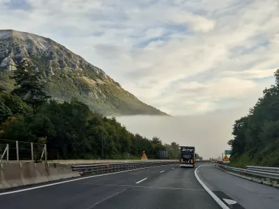 Ob pozornem spremljanju prometa lahko tudi izredno nevarne meglene pasove, ki se lahko pred nami pojavijo kot zid, pravočasno opazimo. / Foto: Tatjana Tanackovič