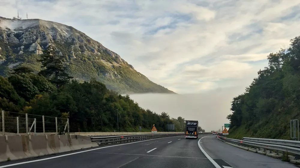 Ob pozornem spremljanju prometa lahko tudi izredno nevarne meglene pasove, ki se lahko pred nami pojavijo kot zid, pravočasno opazimo. / Foto: Tatjana Tanackovič