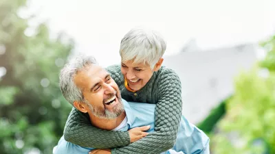 Happy active senior couple outdoors / Foto: Paperkites