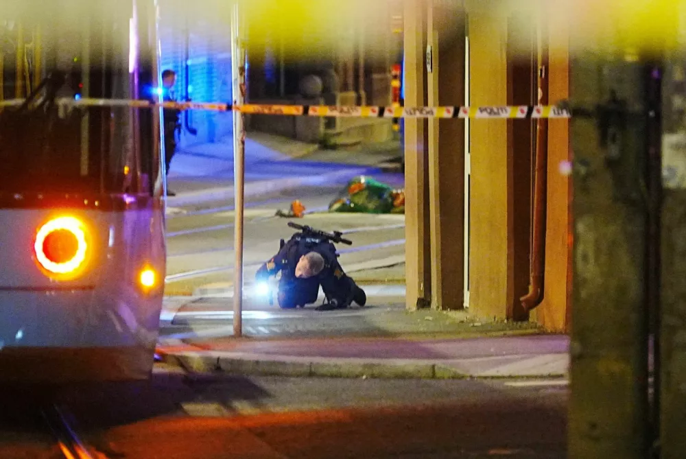 Emergency services work at the scene after Norwegian police said they were investigating a blast on a street in central Oslo and later conducted a controlled detonation of a second explosive device found on the site, in Norway, September 23, 2025. Terje Pedersen/NTB/via REUTERS  ATTENTION EDITORS - THIS IMAGE WAS PROVIDED BY A THIRD PARTY. NORWAY OUT. NO COMMERCIAL OR EDITORIAL SALES IN NORWAY.
