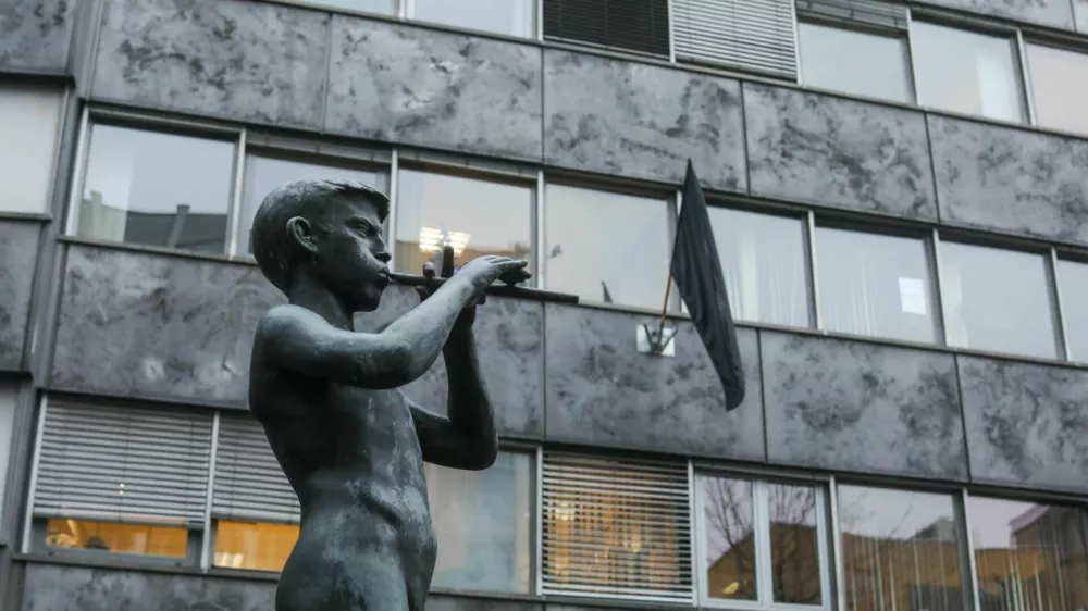 17.12.2021. - Simbolična fotografija, Deček s pičalijo simbol RTVSLO. RTVSLO in črna zastava.//FOTO: Bojan Velikonja