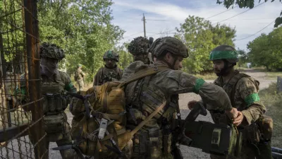 Ukrainian servicemen unload an autonomous vehicle close to the front line near Kostiantynivka, Ukraine, on Wednesday, Sept. 10, 2025. (AP Photo/Alex Babenko) / Foto: Alex Babenko