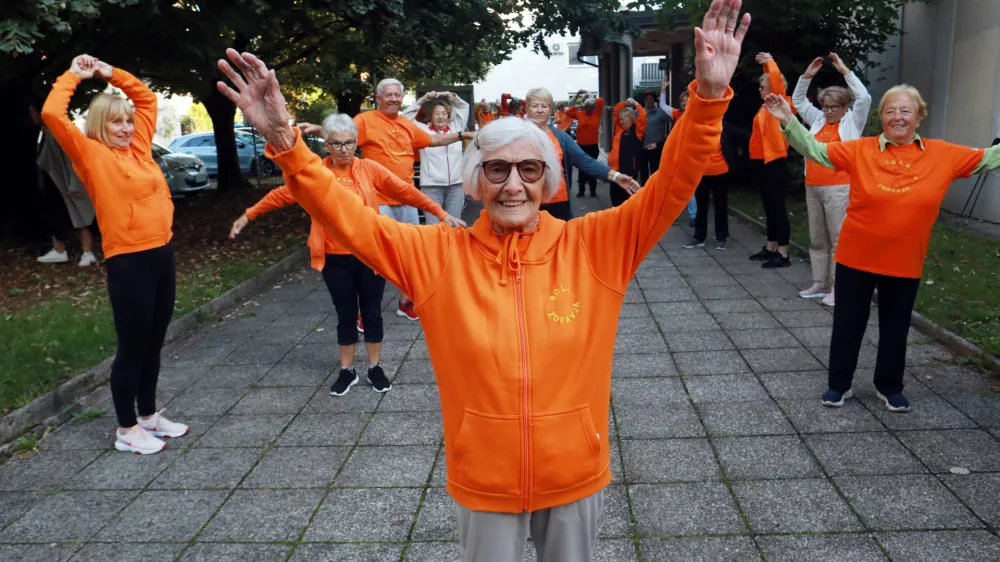 Ima sto let, a vsako jutro začne s telovadbo. Navdihuje vse okoli sebe