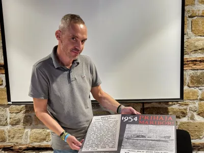 Rok Kajzer med postavljanjem razstave v Portorožu / Foto: Katja Gle&scaron;čič 