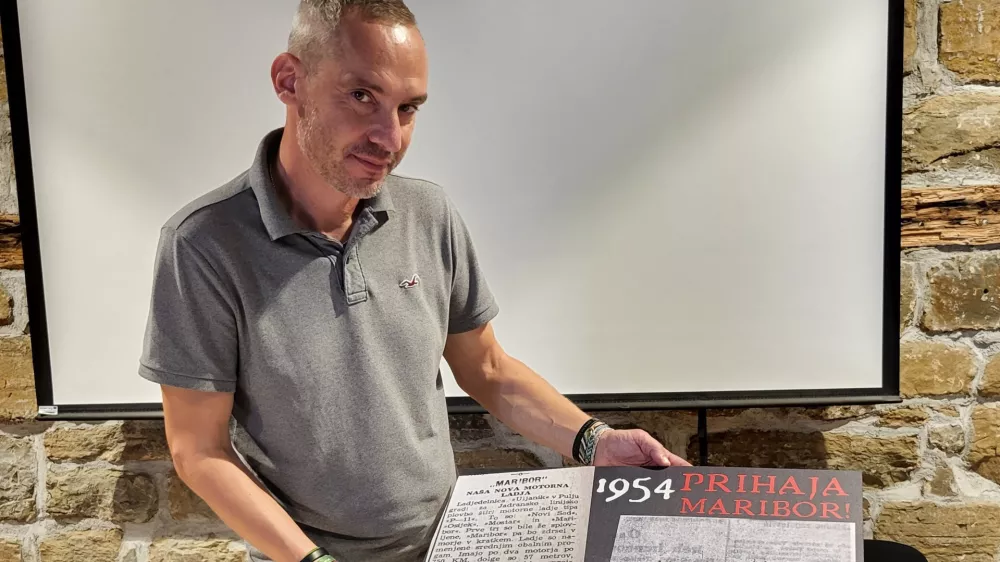 Rok Kajzer med postavljanjem razstave v Portorožu / Foto: Katja Gle&scaron;čič 