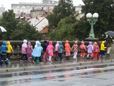 Vremenska slika12.09.2024 - Dež - Deževje v Ljubljani - otroci - dežni pla&scaron;čFoto: Luka Cjuha
