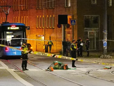 Emergency services work at the scene after Norwegian police said they were investigating a blast on a street in central Oslo and later conducted a controlled detonation of a second explosive device found on the site, in Norway, September 23, 2025. Terje Pedersen/NTB/via REUTERS  ATTENTION EDITORS - THIS IMAGE WAS PROVIDED BY A THIRD PARTY. NORWAY OUT. NO COMMERCIAL OR EDITORIAL SALES IN NORWAY.