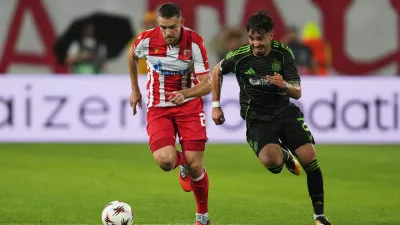Red Star's Timi Max Elsnik, left, challenges for the ball with Celtic's Sebastian Tounekti during the Europa League soccer match between Red Star and Celtic at the Rajko Mitic Stadium in Belgrade, Serbia, Wednesday, Sept. 24, 2025. (AP Photo/Darko Vojinovic)
