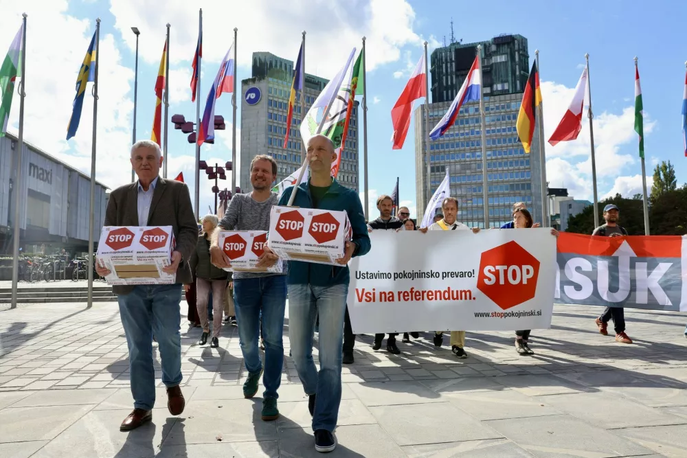 Vložitev podpisov za referendumpokojninska reforma