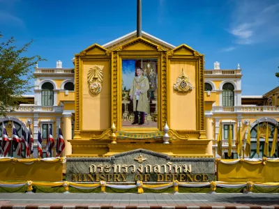 Portret s tajskim kraljem pred tamkaj&scaron;njim ministrstvom za obrambo. / Foto: Istock