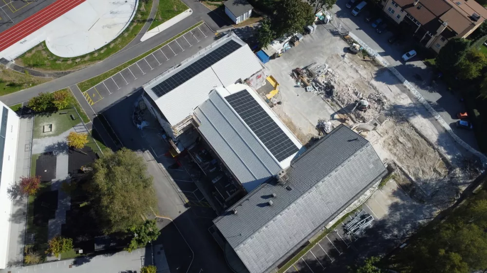 Zaradi statičnih tveganj morali poru&scaron;iti del knjižnice