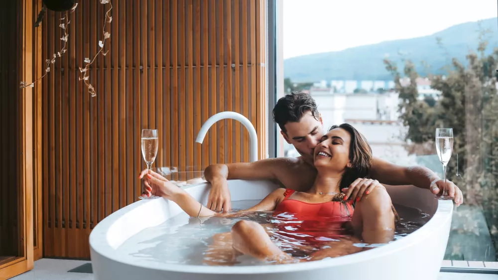 Poljski tajkun ponuja denar parom, ki spočnejo otroka v njegovem hotelu. Foto: iStock