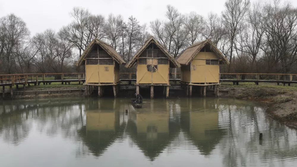 - koli&scaron;čarska naselbina Morostig &ndash; hi&scaron;a narave in koli&scaron;č. - 01.12.2022 &ndash; IG &ndash; Interpretacijski center - odprtje razstave in koli&scaron;čarske naselbine - zaključek operacije Interpretacija biotske raznovrstnosti in dedi&scaron;čine koli&scaron;č na Ljubljanskem barju (Na-kolih) //FOTO: Jaka Gasar