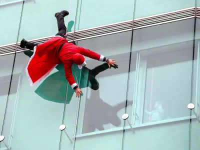 - 22.12.2021 - Pediatrična klinika - Tradicionalni spust Božičkov s strehe po zunanji strani Pediatrične klinike UKC v Ljubljani - božiček - božički //FOTO: Luka Cjuha