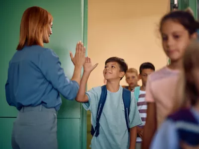 Skoraj vsakdo je imel priložnost spoznati učitelja, ki ga je spodbujal na poti. / Foto: Istock