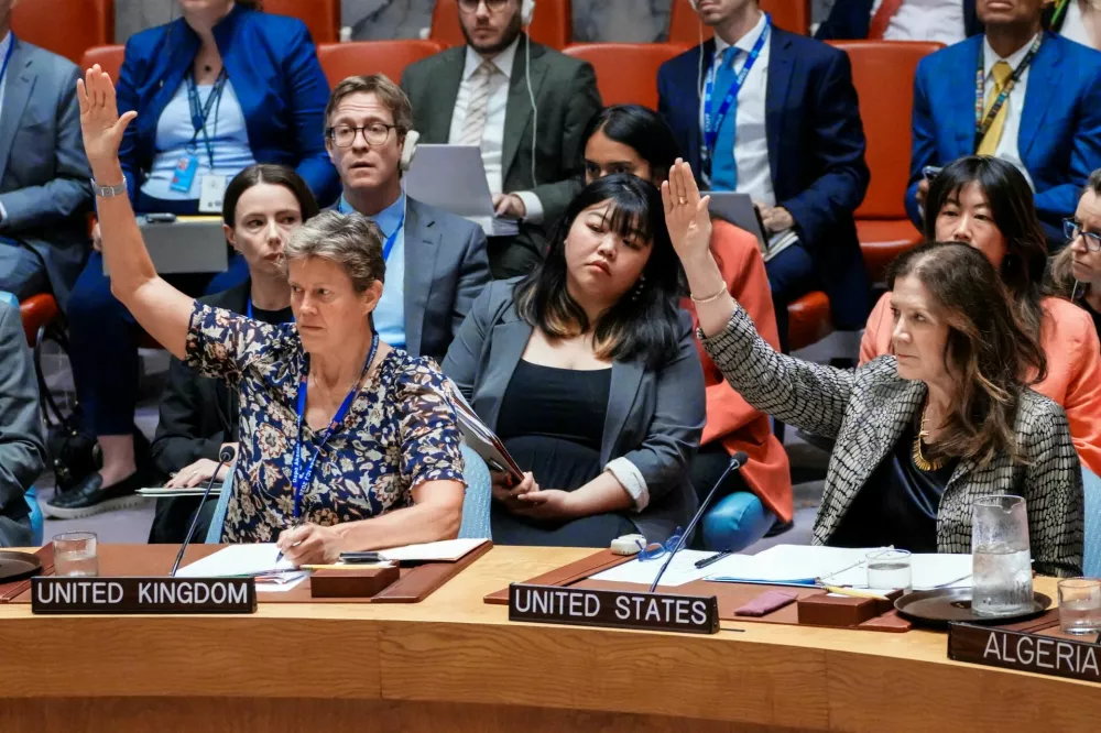 FILE PHOTO: Members of the U.N. Security Council vote against a resolution that would permanently lift U.N. sanctions on Iran at the U.N. headquarters in New York City, U.S., September 19, 2025. REUTERS/Eduardo Munoz/File Photo