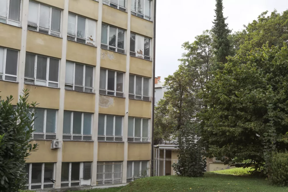 Bolni&scaron;nica dr. Petra Držaja: Voja&scaron;ko-civilni prizidek naj bi končali leta 2028