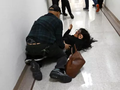 25 September 2025, US, New York: A woman is tackled to the ground by an officer at the Jacob Javits Federal Building in New York. Photo: Carol Guzy/ZUMA Press Wire/dpa