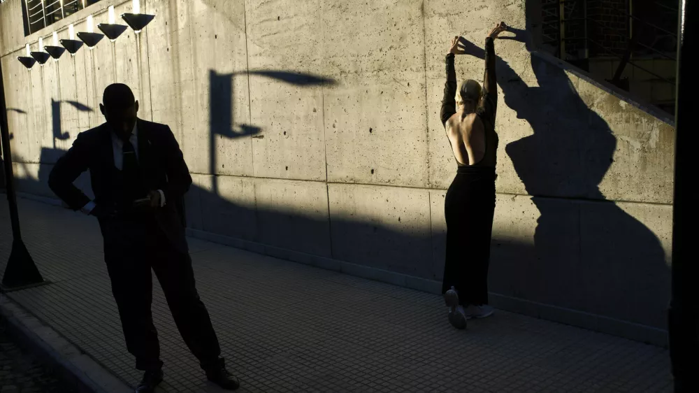 Ana Gomez, from Colombia, stretches as she prepares to compete in the World Tango Championship semifinals in Buenos Aires, Argentina, Friday, July 29, 2025. (AP Photo/Rodrigo Abd) / Foto: Rodrigo Abd