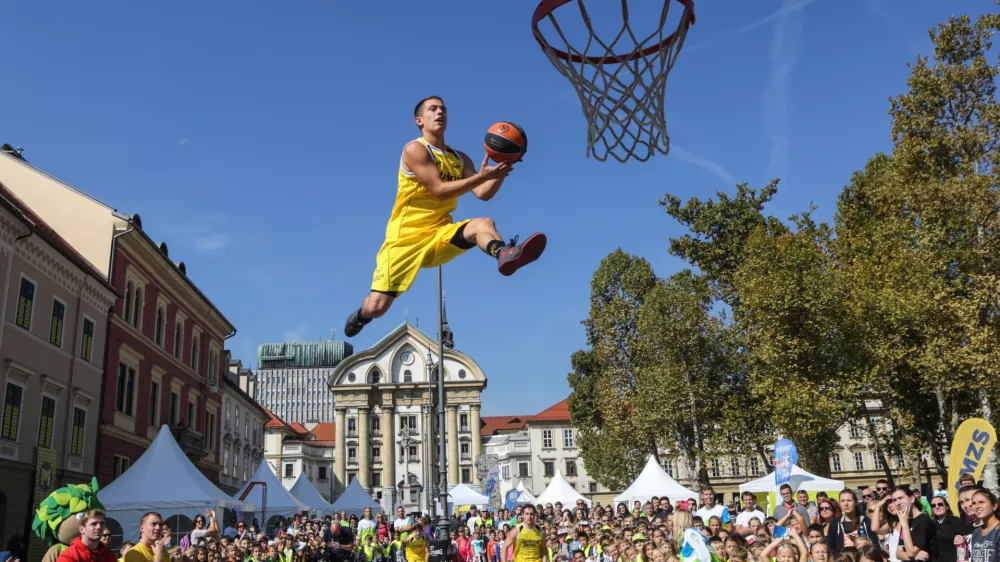 ulična ko&scaron;arka - 23.09.2016 - Olimpijski festival na Kongresnem trgu - &scaron;portni dogodek na katerem se je predstavilo več kot 34 različnih &scaron;portnih izzivov v družbi vrhunskih &scaron;portnikov z namenom vključevanje mladih in otrok v &scaron;portne dejavnosti.//FOTO: Luka Cjuha
