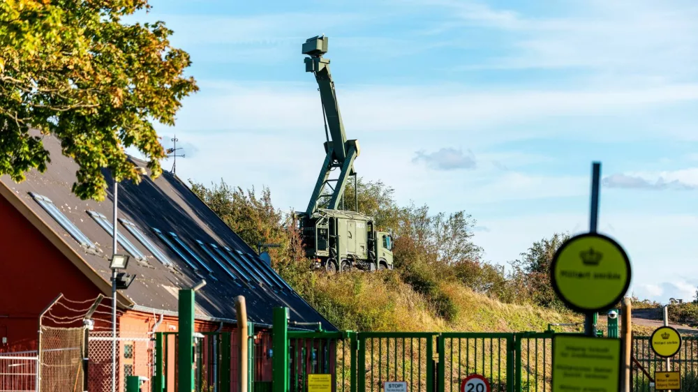 A mobile radar installation is positioned at the Danish military's area on Amager, Pionegaarden, near the village of Dragoer and on the coast of Oeresund, the strait between Denmark and Sweden, in Copenhagen, Denmark, September 26, 2025. Ritzau Scanpix/Steven Knap via REUTERS ATTENTION EDITORS - THIS IMAGE WAS PROVIDED BY A THIRD PARTY. DENMARK OUT. NO COMMERCIAL OR EDITORIAL SALES IN DENMARK.