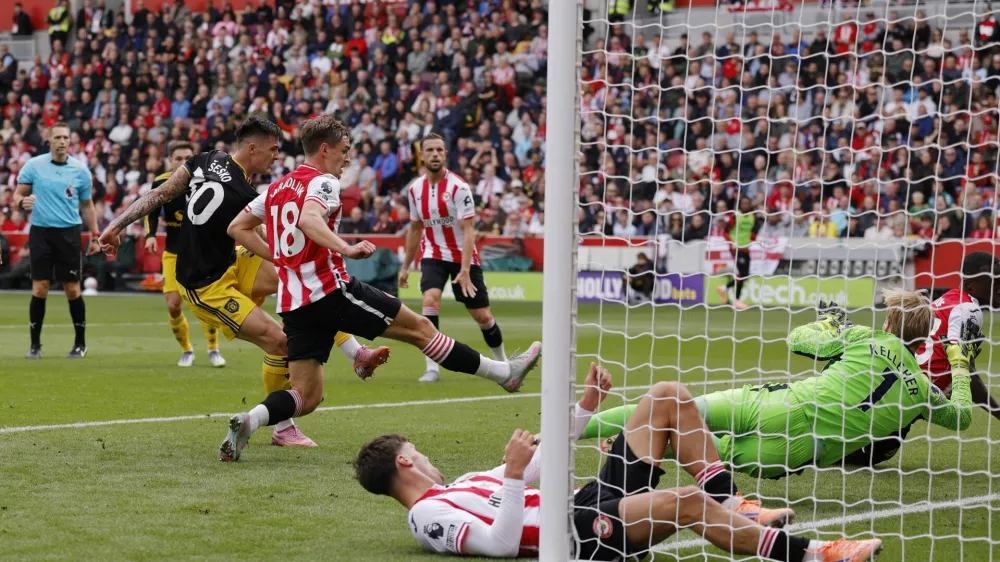 Soccer Football - Premier League - Brentford v Manchester United - GTech Community Stadium, London, Britain - September 27, 2025 Manchester United's Benjamin Sesko scores their first goal Action Images via Reuters/Andrew Couldridge EDITORIAL USE ONLY. NO USE WITH UNAUTHORIZED AUDIO, VIDEO, DATA, FIXTURE LISTS, CLUB/LEAGUE LOGOS OR 'LIVE' SERVICES. ONLINE IN-MATCH USE LIMITED TO 120 IMAGES, NO VIDEO EMULATION. NO USE IN BETTING, GAMES OR SINGLE CLUB/LEAGUE/PLAYER PUBLICATIONS. PLEASE CONTACT YOUR ACCOUNT REPRESENTATIVE FOR FURTHER DETAILS..