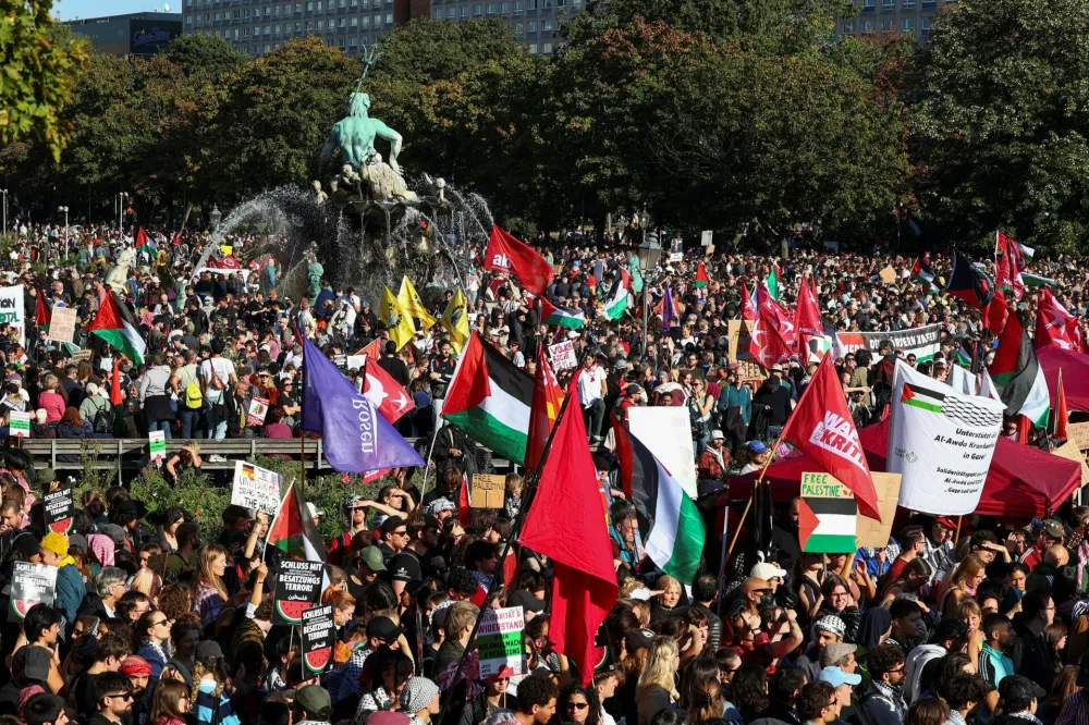 Demonstrators take part in the "All eyes on Gaza" rally in Berlin, Germany, September 27, 2025. REUTERS/Christian Mang
