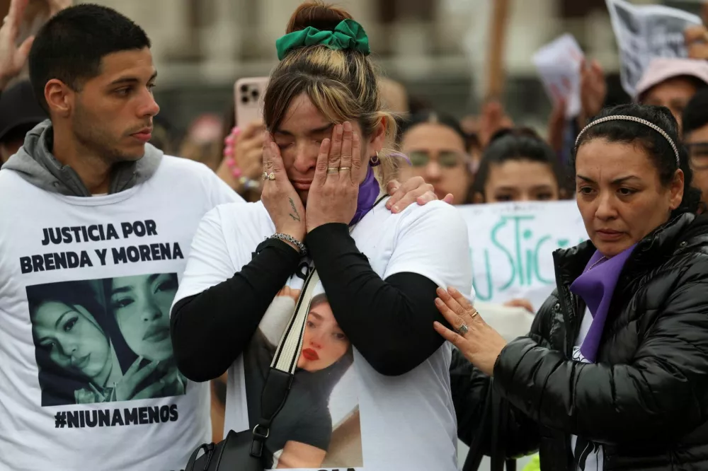 Paula Fabero, Brenda del Castillo's mother, reacts as relatives and friends of Brenda del Castillo, Morena Verdi and Lara Gutierrez march with abortion rights activists to mark the International Safe Abortion Day and call for justice after the three young women were tortured and murdered earlier this week in a suspected drug gang revenge attack, according to local media, in Buenos Aires, Argentina, September 27, 2025. REUTERS/Cristina Sille