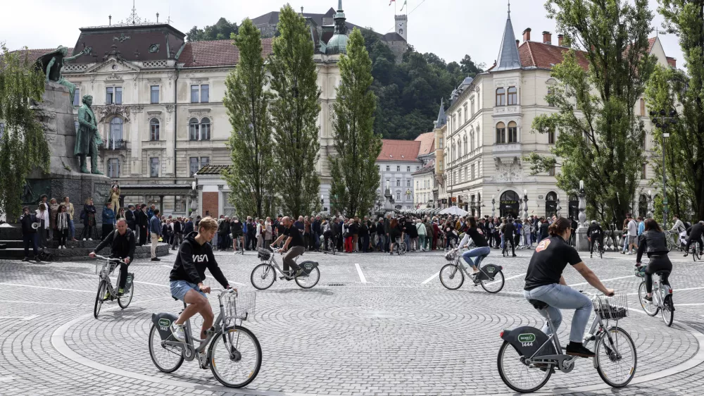 - 14.06.2024 - začetek 3. etape Dirke po Sloveniji bo pospremila predstavitev prestolnice z nastopi akrobatov na kolesih, ki bodo izvajali atraktivne točke na Pre&scaron;ernovem trgu, Ljubljanskem gradu in Nebotičniku //FOTO: Jaka Gasar