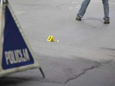 - Sketova ulica v Ljubljani - streljanje - policisti niso izsledili oseb, so pa zavarovali sledi, ki kažejo na to, da je bilo uporabljeno strelno orožje, /FOTO: Luka Cjuha