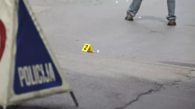 - Sketova ulica v Ljubljani - streljanje - policisti niso izsledili oseb, so pa zavarovali sledi, ki kažejo na to, da je bilo uporabljeno strelno orožje, /FOTO: Luka Cjuha