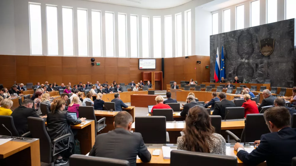 Ljubljana, DZ.Zadnji dan redne seje DZ kjer so poslanci med drugim v okviru mandatno-volilnih zadev glasovali o imenovanju novih ustavnih sodnikov Nine Betetto in Primoza Gorkica.