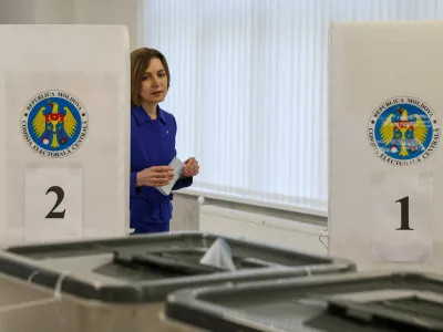 Moldovan President Maia Sandu votes at a polling station during the country's parliamentary elections in Chisinau, Moldova September 28, 2025. REUTERS/Vladislav Culiomza   TPX IMAGES OF THE DAY