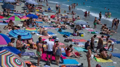 - 28.06.2016 - ITALIJA - Cinque Terre - simbolična fotografija - Italijanska obala polna turistov - pet dežel - poletje - vročina - morje - turizem - Ligursko morje - obala - plaža - sončenje ..//FOTO: Maja Marko