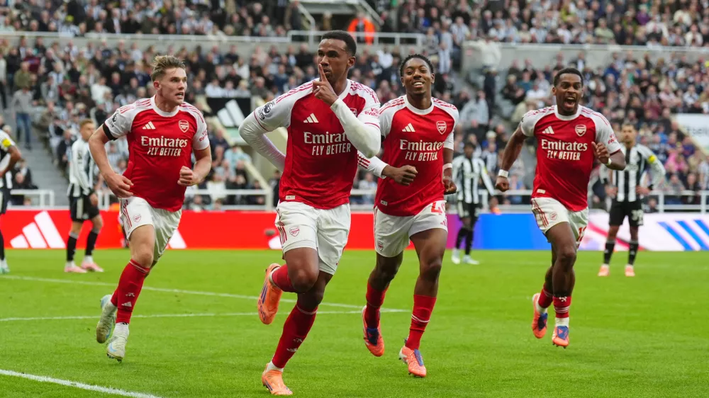 28 September 2025, United Kingdom, Newcastle Upon Tyne: Arsenal's Gabriel (C) celebrates scoring his side's second goal during the English Premier League soccer match between Newcastle United and Arsenal at St. James' Park. Photo: Owen Humphreys/PA Wire/dpa