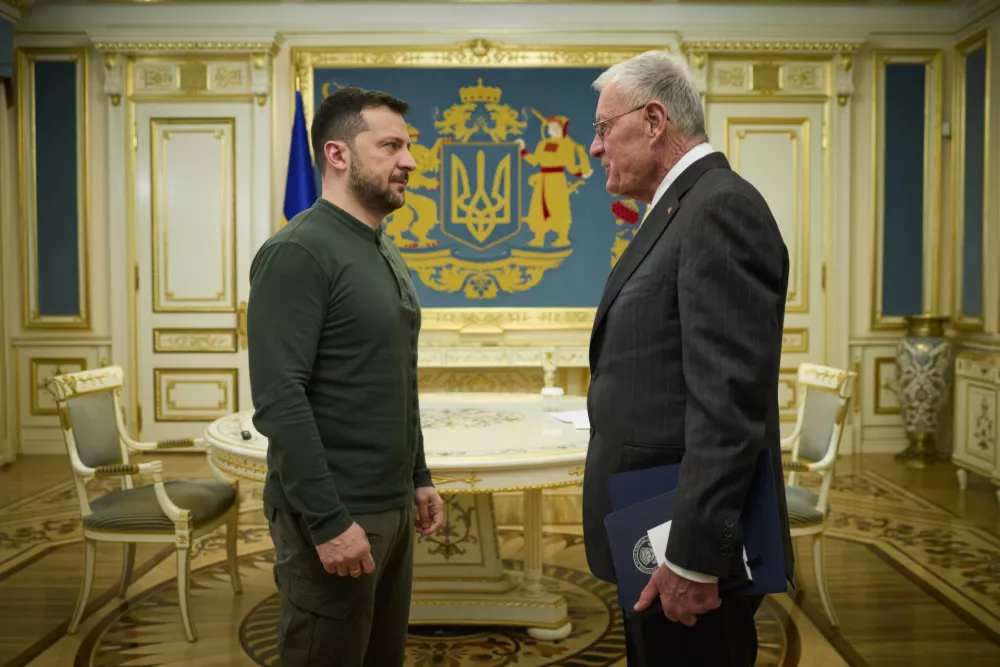 20 February 2025, Ukraine, Kyiv: Ukrainian President Volodymyr Zelenskyy (L) greets U.S Special envoy for Ukraine and Russia retired Gen. Keith Kellogg, before the start of a bilateral meeting. The meeting comes on the heels of U.S President Trump parroting Russian propaganda. Photo: Pool /Ukrainian Presidentia/Planet Pix via ZUMA Press Wire/dpa