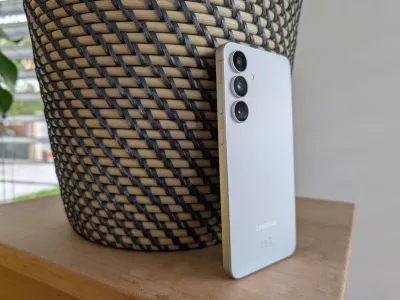 Dizajn galaxy s25 fe praktično ne odstopa od Samsungovih premijskih mobilnikov.