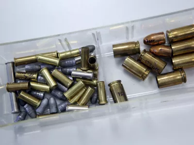 orožje - krogle - tulci nabojev - Oddelek za fizikalne preiskave - - 23.02.2018 &ndash; POLICIJA - Nacionalni forenzični laboratorij (NFL), sodobni laboratorij, ki izvaja forenzične preiskave po akreditiranih postopkih - samostojna organizacijska enota Generalne policijske uprave - forenziki, Vodovodna 95 v Ljubljani//FOTO: Tomaž Skale
