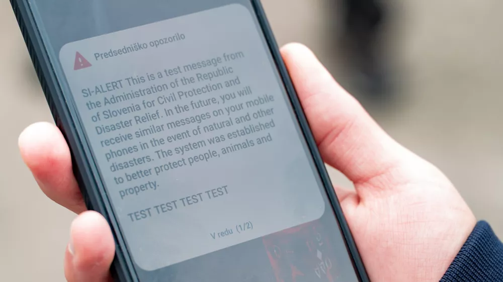 Ljubljana.Testno sporocilo sistema za mnozicno obvescanje in alarmiranje po javnih mobilnih omrezjih SI-Alarm.