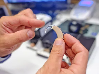 slu&scaron;ni aparat - Poslovalnica Widex d.o.o., slu&scaron;ni aparati - poslovalnica v Ljubljani - Resljeva cesta 32 - specializirano podjetje, ki v Sloveniji z najdalj&scaron;o tradicijo skrbi za dobavo, kakovostno oskrbo in servisiranje slu&scaron;nih aparatov     //FOTO: Tomaž Zajel&scaron;nik