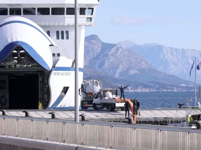 21.11.2024., Split - Trajekt Petar Hektorovic na vanjskom vezu gradske luke i pored njega djelatnici Ciana. Photo: Ivo Cagalj/PIXSELL