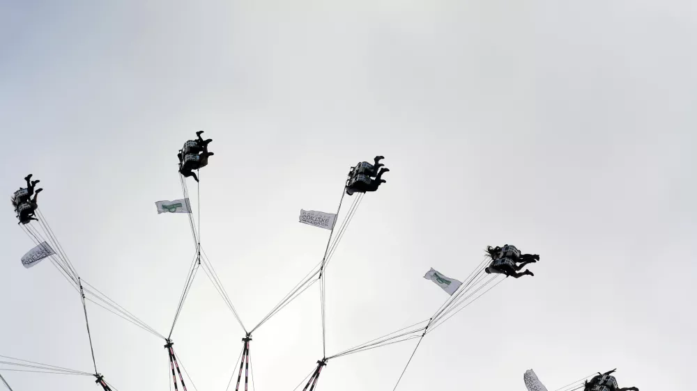 27 September 2025, Bavaria, Munich: Visitors ride a giant chain carousel at the 190th Oktoberfest beer festival in Munich. Photo: Felix H&ouml;rhager/dpa